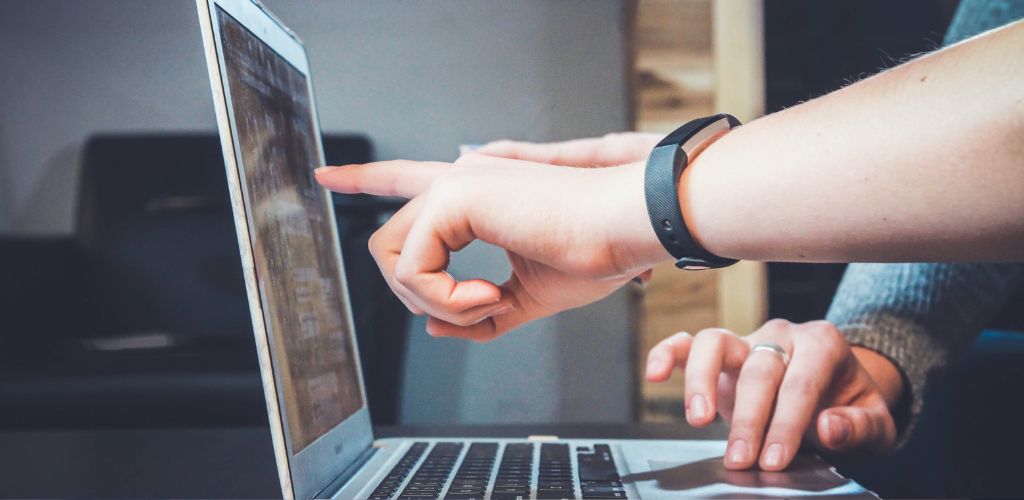 Active-Directory-einrichten-Laptop-mit-in-den-Bildschirm-zeigenden-Haenden