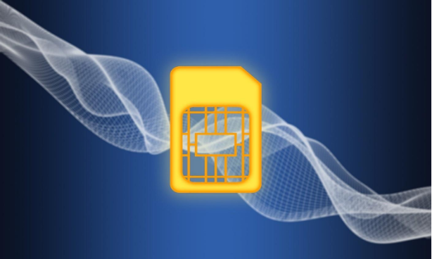 SIM-swapping - gelbe SIM Karte vor blauem Hintergrund